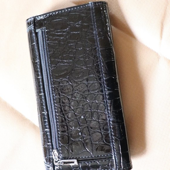 GUESS WALLET- Never Used - Picture 4 of 6